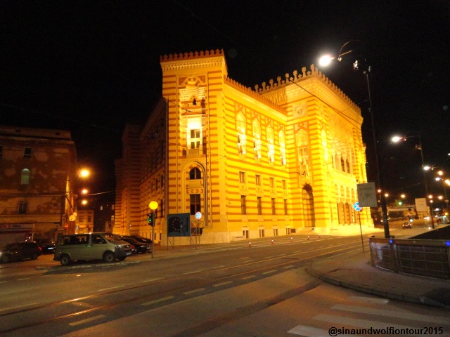Die wiedererstrahlte Nationalbibliothek in Sarajevo, Juni 2015